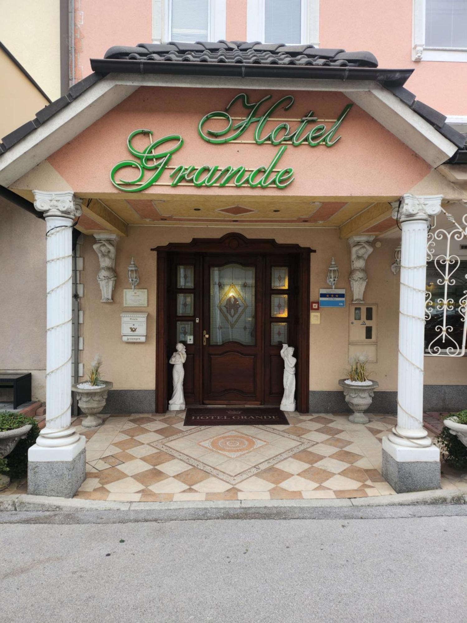 Hotel Grande ツェリェ エクステリア 写真